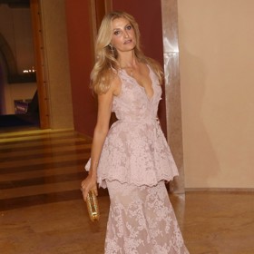 Pudrově růžový odstín nepatří k Terezině obvyklé barevné škále, přesto jí velmi slušel.