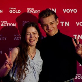 Sára Korbelová a Tomas Sean Pšenička známí ze seriálu Voyo Sex O'Clock společně zapózovali.