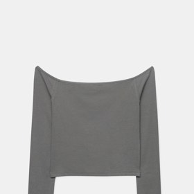 Tričko s odhalenými rameny a dlouhým rukávem, Pull & Bear, 299 Kč.