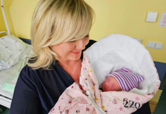 FOTO: Alena Schillerová se stala trojnásobnou babičkou. Poprvé se dočkala holčičky. – stránka 255