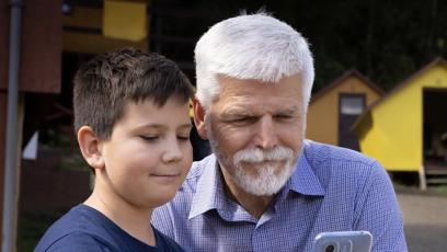 FOTO: Prezident Petr Pavel navštívil děti v dětském táboře.