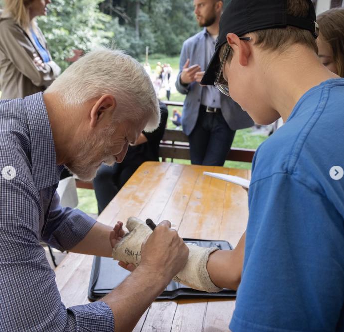 FOTO: Rozdával podpisy a úsměvy na všechny strany. – stránka 2508