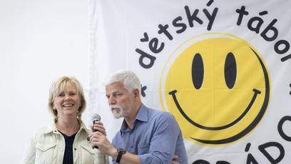 FOTO: Prezident Petr Pavel s manželkou na dětském táboře Eldorádo.