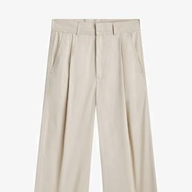 Kvalitní materiál, jednoduchý, padnoucí střih. Široké kalhoty Massimo Dutti, 1 599 Kč.