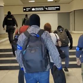 Hlídala ji policejní eskorta.