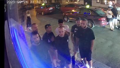 FOTO: Jeden z agresorů vytáhl zbraň, vystřelil šestkrát.