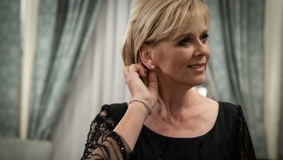 FOTO: Na sobě měla šperky od Roberta Coina.