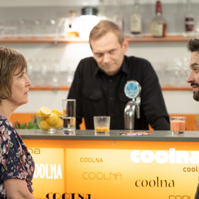 Mára začne žít život svobodného mládence. 