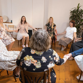 Julie totiž zbožňuje, když může ovládat životy druhých lidí.