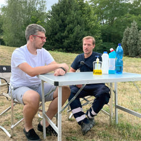 Při otravě jídlem, kdy se dostaví nevolnost, průjem, zvracení a třeba i teplota, není potřeba dělat téměř nic. Jen podávat tekutiny, eventuálně aktivní uhlí či léky proti průjmu. Pozor ale u malých dětí a starších osob, kde hrozí velké zvracení a silné průjmy. V těchto případech neváhejte volat záchranku.