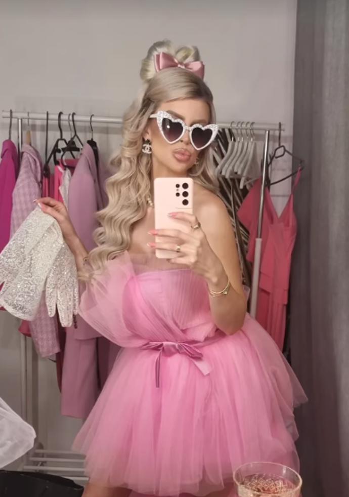 FOTO: Lela Ceterová jako Barbie. – stránka 1004
