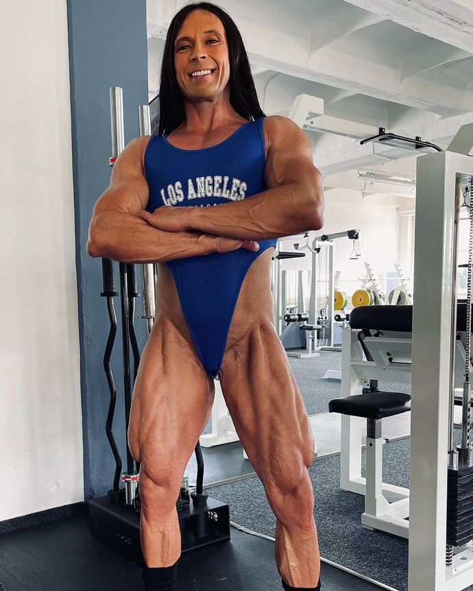 FOTO: Věra Mikulcová nyní nosí dlouhé vlasy. – stránka 79