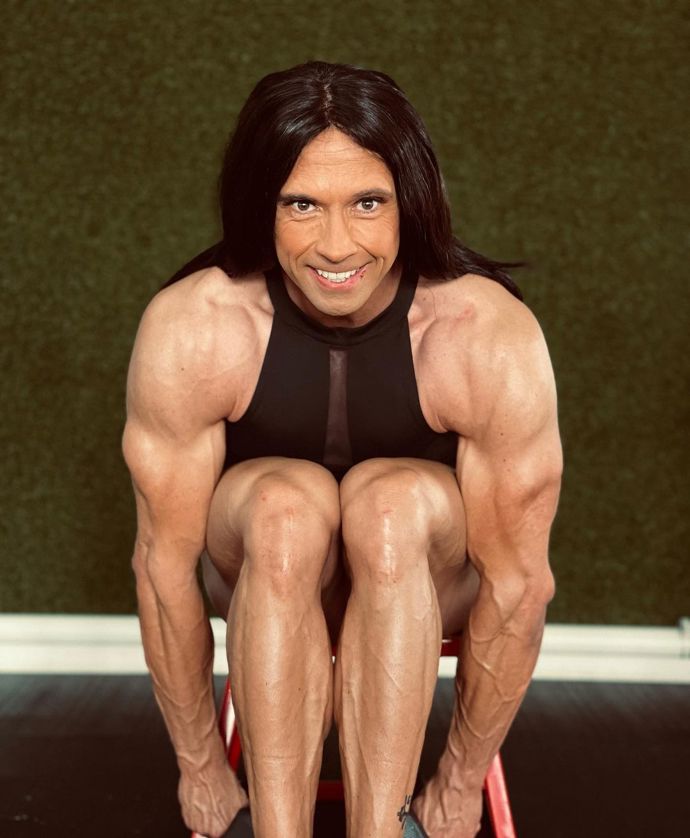 FOTO: Věra Mikulcová shodila čepici a nyní nosí dlouhé vlasy. – stránka 80