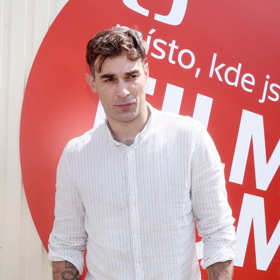 Ve svaté trojici českých seriálových fešáků nesmí chybět Adam Vacula, který si ve Zlaté labuti zahrál Petra Kučeru. Bohužel už není k mání, ulovila ho kuchařka Besky.