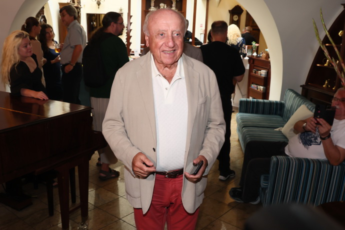 FOTO: Felix je pověstný milovník žen. – stránka 720