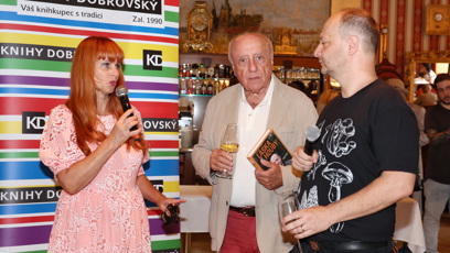 FOTO: Slováček si přítomnost žen užívá.
