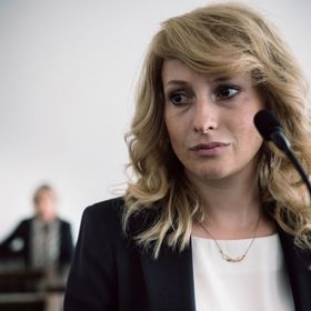 Jedna z nejdojemnějších scén, kdy Iveta prohraje soud o opatrovnictví syna Artura. 