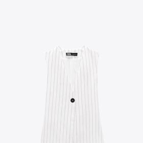 Dlouhá vesta s proužkem. Zara, 1 199 Kč