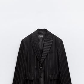 Sako klasického střihu ale využijete i ve formálních modelech. (Zara, 1 999 Kč)