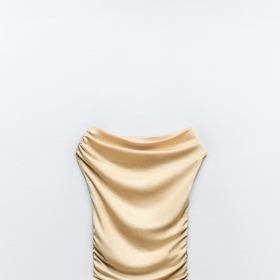 Řasený top s odhalenými rameny, Zara, 449 Kč.