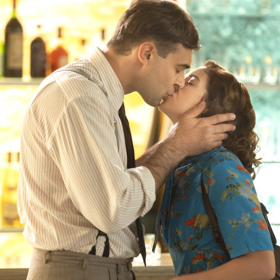 V seriálu Zlatá labuť přitom Adam Vacula líbá kolegyni, herečku Martu Dancingerovou.