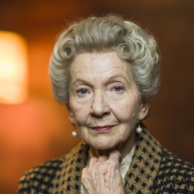 Herečka Daniela Kolářová nosí v seriálu Zlatá labuť slušivou šedivou paruku s dobovým účesem ze 40. let minulého století.