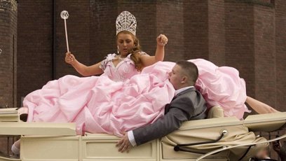 FOTO: Tyto šaty vypadají jako cukrová vata.