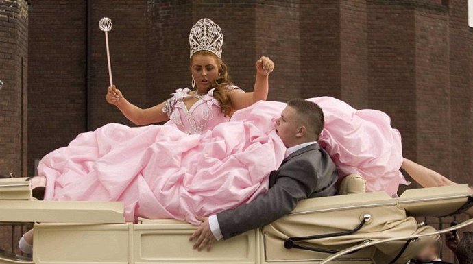 FOTO: Tyto šaty vypadají jako cukrová vata.