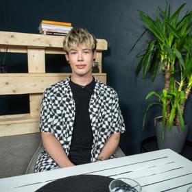 Daniel Black aktuálně podstupuje detranzici z ženy zpátky na muže.