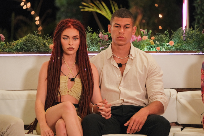 FOTO: Claude je v páru s Rachel. – stránka 783