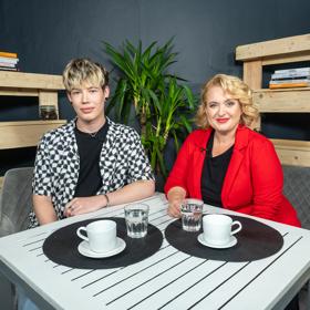 Kadeřník a bývalá trans žena Daniel Black byl hostem Milušky Bittnerové v talkshow Na kafeečko.