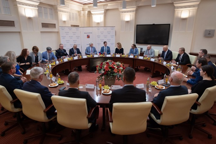 FOTO: Debata prezidenta Pavla s hejtmanem Janem Grolichem, primátorkou Brna, radou kraje, předsedy zastupitelských klubů. – stránka 2457