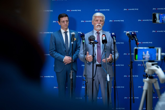 FOTO: Petr Pavel poté promluvil k novinářům. – stránka 2453