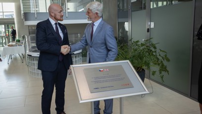 FOTO: Petr Pavel během odhalení pamětní desky česko-britské spolupráce a návštěvy krále Karla III.