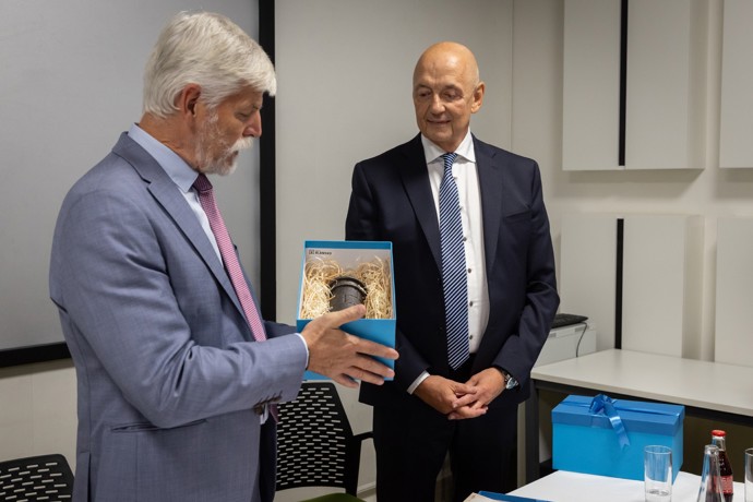 FOTO: Prezident republiky Petr Pavel společně s manželkou Evou navštívil Jihomoravský kraj a dostal i dárek. – stránka 2447