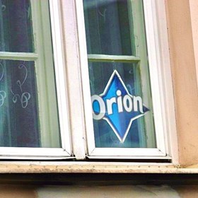 Modrou čokoládovou hvězdu dával do okna každý, kdo toužil vyhrát sladkosti na celý rok.