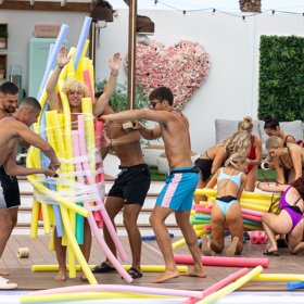 Zatím si soutěžící v Love Islandu užívají legrace