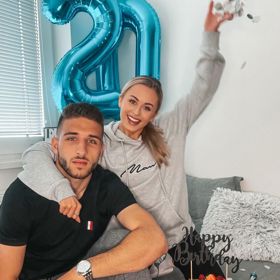 Lenka je na mladší.