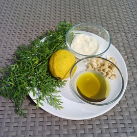 Dále budete potřebovat česnek, ořechy, olivový olej, šťávu z citrónu, strouhaný parmazán, sůl a pepř.