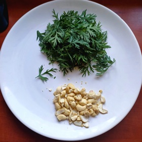 Pokud nechcete v pestu stonky, použijte jenom lístky. Ořechy můžete zvolit podle vlastních preferencí, nebo místo nich vsadit například na slunečnicová semínka.