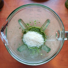 Poté přidejte strouhaný parmazán a celé to ještě krátce promíchejte.