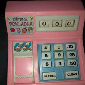 Růžová plastová pokladna dávala dětským hrám zcela nový rozměr.
