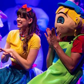 Karolina Neuvirthová Gudasová jako Karol v dětské show Karol a Kvído.