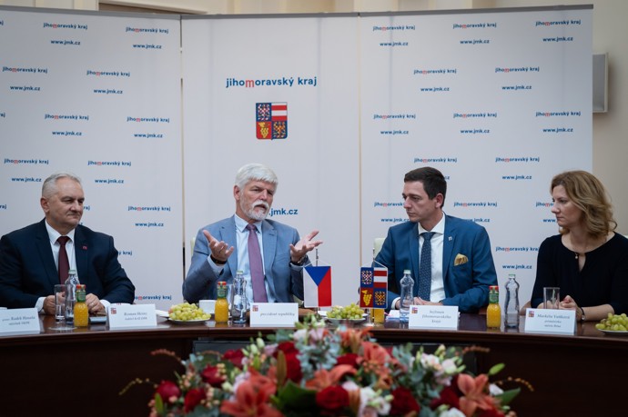 FOTO: Debata prezidenta Pavla s hejtmanem Janem Grolichem, primátorkou Brna a radou kraje. – stránka 2445