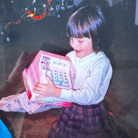 Spisovatelka Jana Fundová se na stránce Pure devadesátky pochlubila růžovou pokladnou, kterou před třiceti lety dostala na Vánoce pod stromečkem.