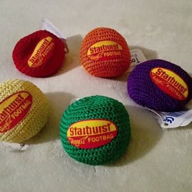 O velkých přestávkách se musela hrát kopaná s hakysákem. A bavilo to nejen kluky.