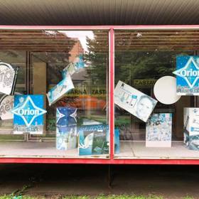 Mnohá reklamní výloha vypadala podobně zbědovaně a vybledle jako tahle.