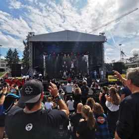 Přihlížející hlavu státu přivítali potleskem vestoje.