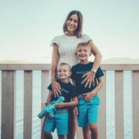 Moderátorka Alex Mynářová má dva syny, Vráťu a Viktora.