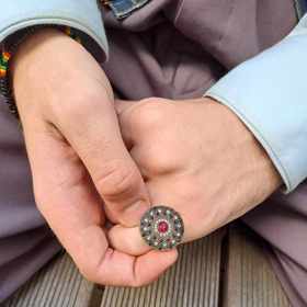 Během rozhovoru se nám Prokop Zach pochlubil rubínovým prstenem po babičce, který se mu hodil k outfitu.